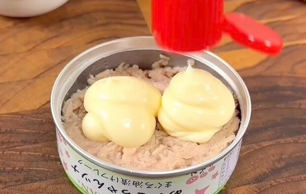 ツナ缶にマヨネーズを加えた画像