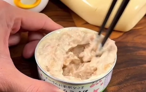 ツナとマヨネーズと醤油を箸で混ぜ合わせている画像