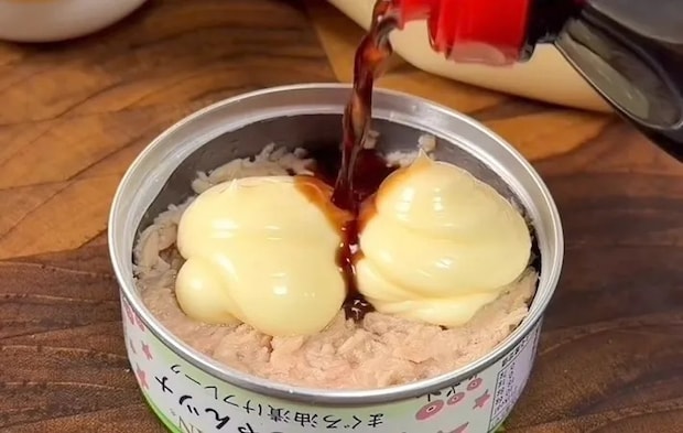 ツナ缶に醤油を加えた画像