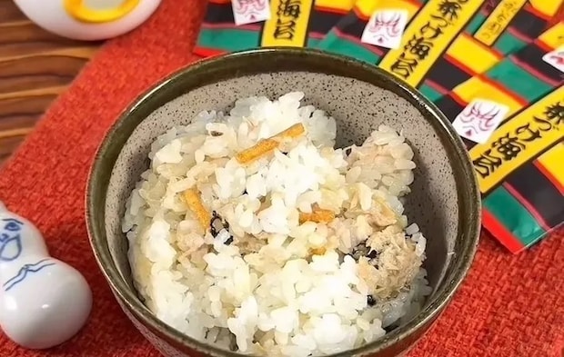 器に盛りつけたツナマヨ混ぜ込みご飯の画像