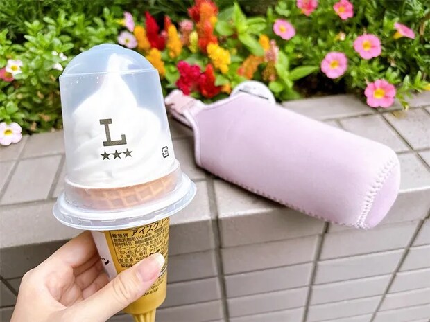 ペットボトルカバーとソフトクリームの写真（撮影：grapeライフハック編集部）