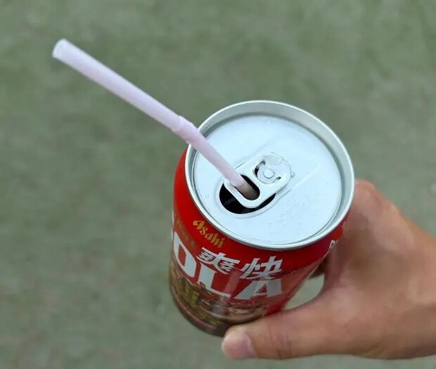 ストローを挿した様子（撮影：grapeライフハック編集部）
