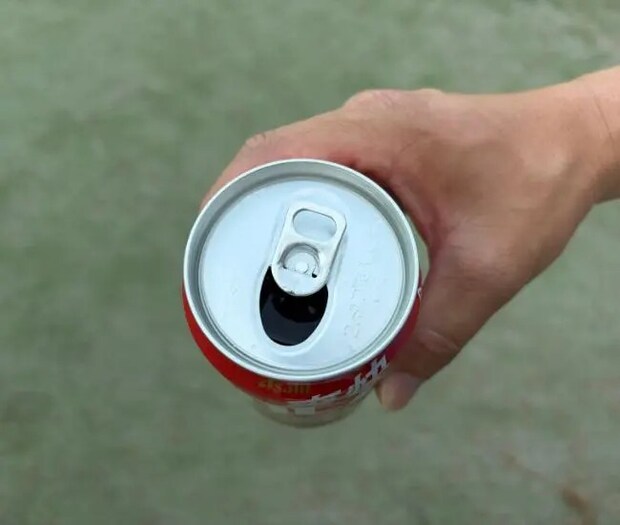 缶を持っている様子（撮影：grapeライフハック編集部）