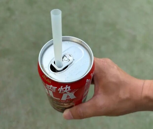 太いストローを挿した様子（撮影：grapeライフハック編集部）