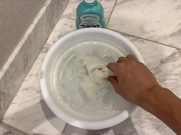 ぞうきんを水に浸す場面（撮影：grapeライフハック編集部）