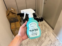 ウタマロクリーナーをぬるま湯に10回プッシュ！　玄関がピカピカになる簡単掃除術が、こちら