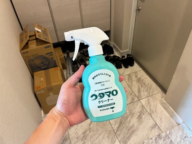 ウタマロクリーナーをぬるま湯に10回プッシュ！　玄関がピカピカになる簡単掃除術が、こちら