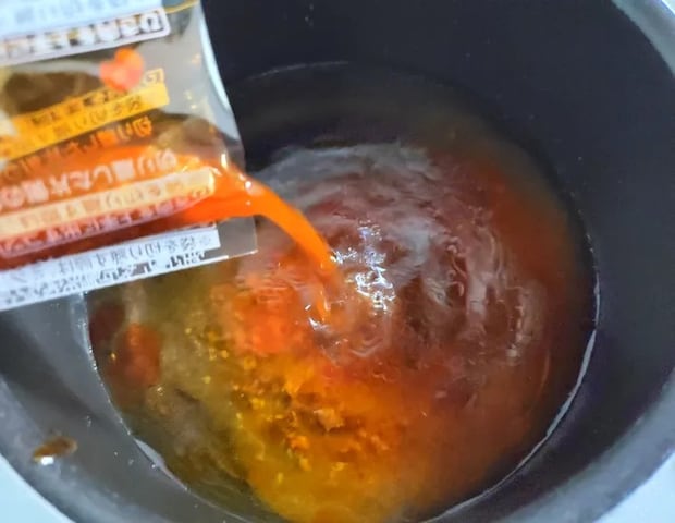 水と『麻婆豆腐の素』を混ぜた画像（撮影：エニママ）