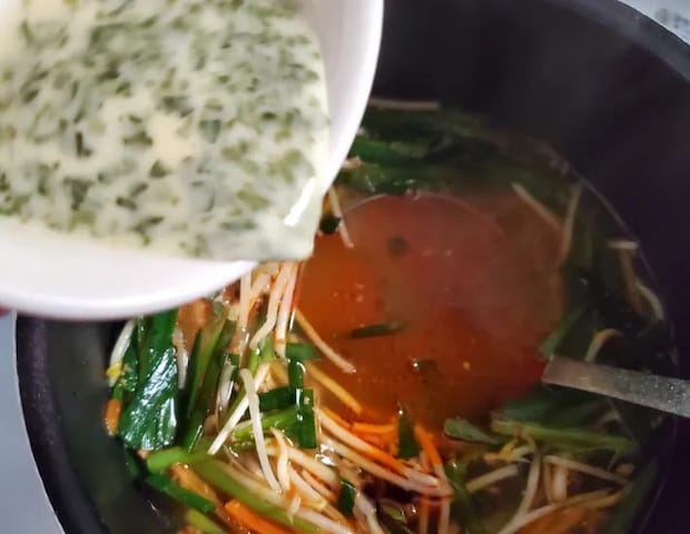 トロミ粉液を入れている画像（撮影：エニママ）