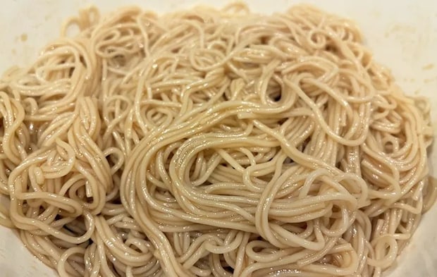 タレと和えた麺の画像（撮影：エニママ）