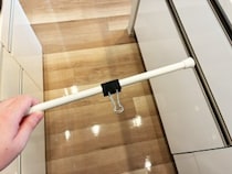 「つっぱり棒で十分じゃん！」　キッチンペーパーが使いやすくなる収納術に「時短になった」