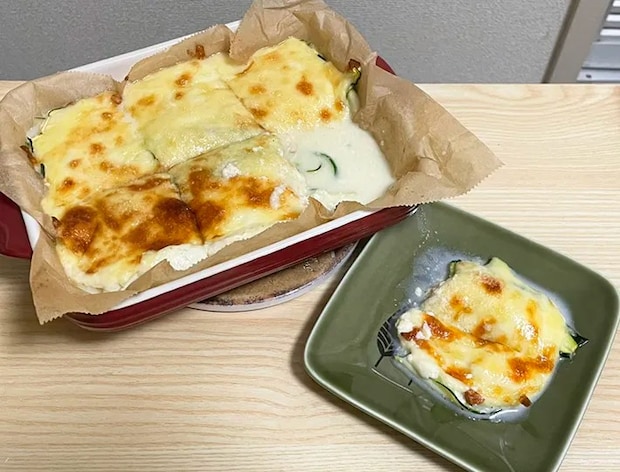 ズッキーニと豆腐の『ラザニア風』を食べる写真（撮影：grapeフード編集部）