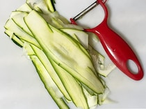 豆腐1丁を泡立て器で混ぜて…　ズッキーニと重ねると「食べ応え抜群」
