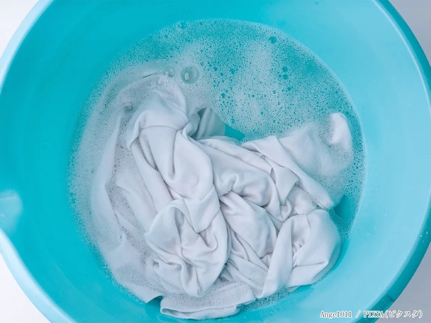 「お気に入りのTシャツが黄ばんだ…」と絶望した人へ　洗濯のプロが教える白T救済術