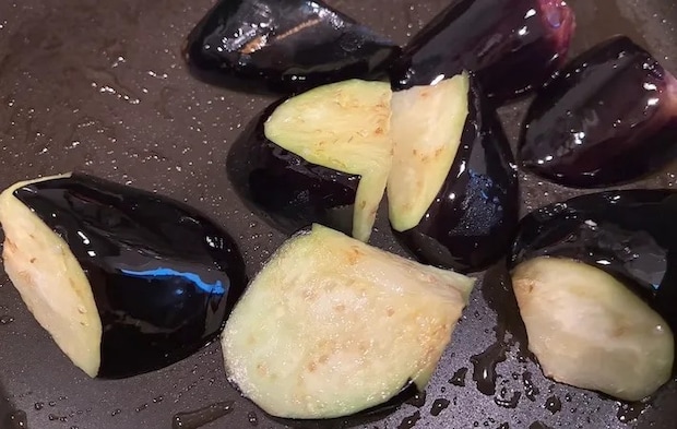 フライパンでなすを炒めている画像（撮影：エニママ）