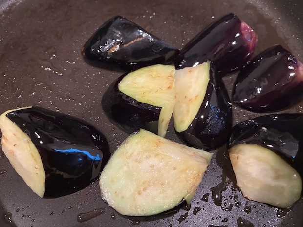 ナスに油を吸わせない『簡単なコツ』とは？「炒めものがおいしく仕上がる」