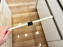「つっぱり棒で十分じゃん！」　キッチンペーパーが使いやすくなる収納術に「時短になった」