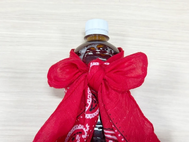 バンダナでペットボトルを巻く（撮影：grapeライフハック編集部）