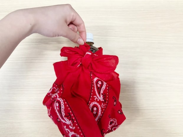 バンダナでペットボトルを巻く（撮影：grapeライフハック編集部）