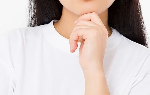 迷う女性の写真