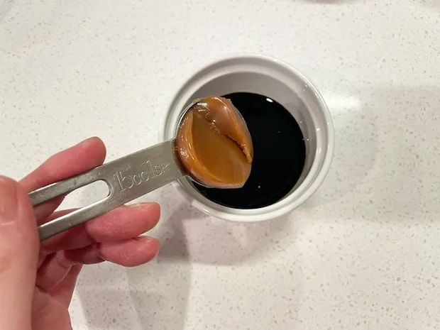 コーヒーポーションと『濃厚ピーナッツバラ―クリーム』を混ぜる写真（撮影：grapeフード編集部）