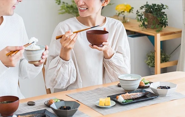 味噌汁と女性の写真