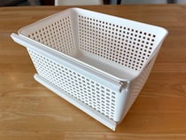 バスケットに配線カバーを貼るだけ！　キッチンの収納スペースを増やすアイディアに「これは嬉しい」