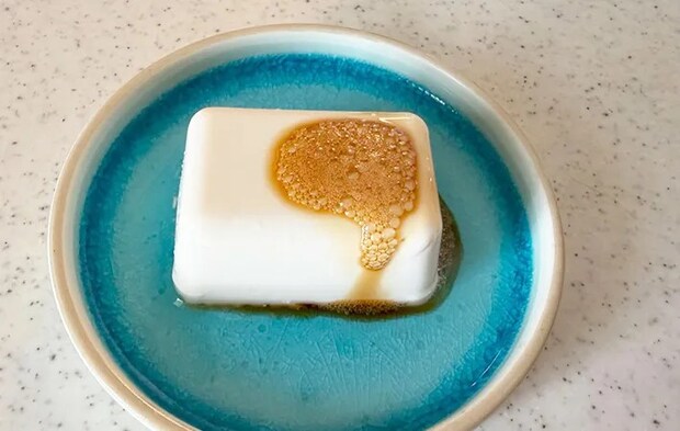 豆腐に泡醤油をかけた画像（撮影：エニママ）