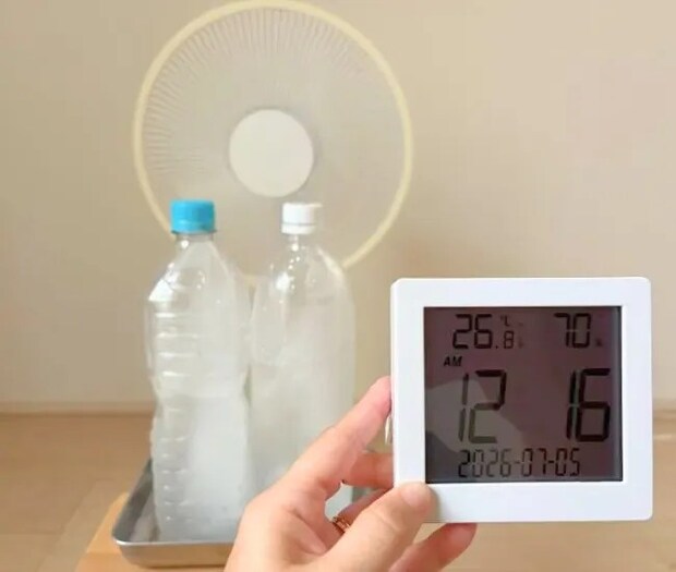 温度計を持つ様子（撮影：grapeライフハック編集部）
