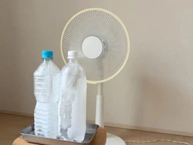扇風機の前に置いた2本のペットボトル 15分後の室温変化に驚いた!