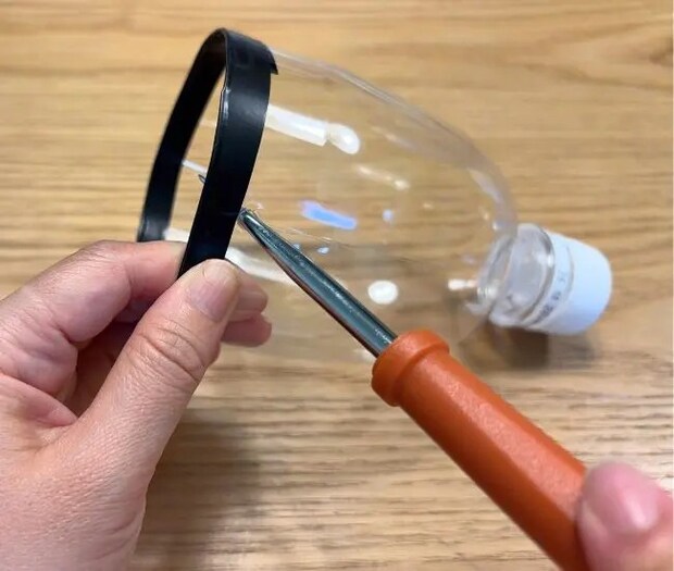 キリで穴を開ける（撮影：grapeライフハック編集部）