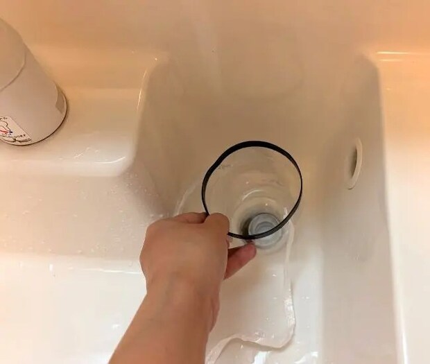 ペットボトルを排水口に差し込む（撮影：grapeライフハック編集部）