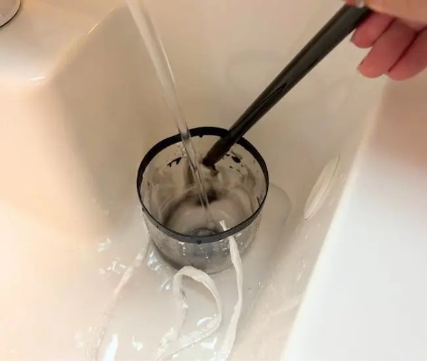 ペットボトルの中で筆を洗う（撮影：grapeライフハック編集部）