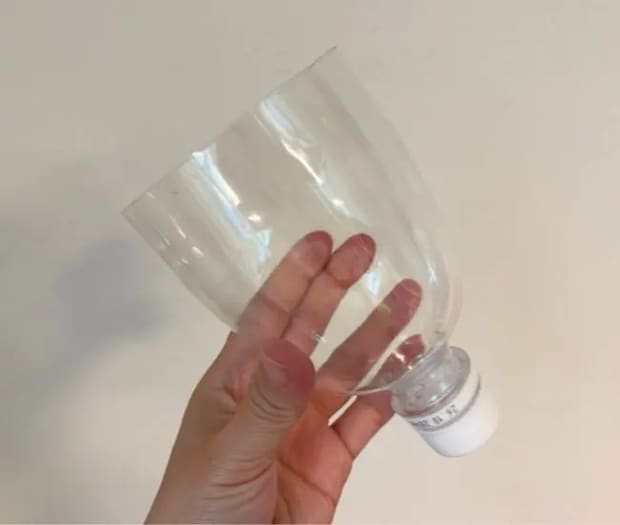 ペットボトルの上部をカットする（撮影：grapeライフハック編集部）
