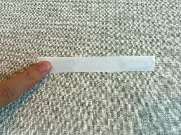 壁にマスキングテープを貼る場面（撮影：grapeライフハック編集部）