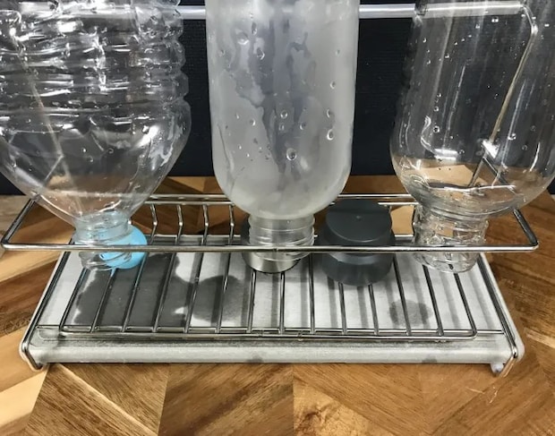 ペットボトルを立てている様子