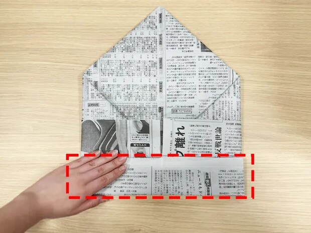 新聞紙を折る（撮影：grapeライフハック編集部）