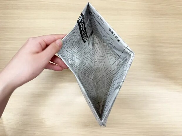 新聞紙を折る（撮影：grapeライフハック編集部）