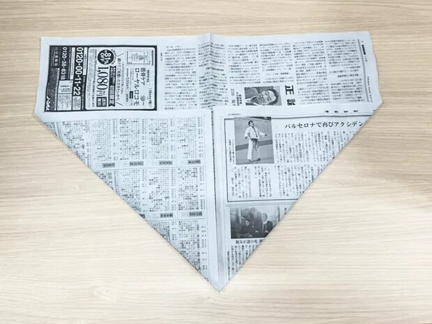新聞紙を折る（撮影：grapeライフハック編集部）