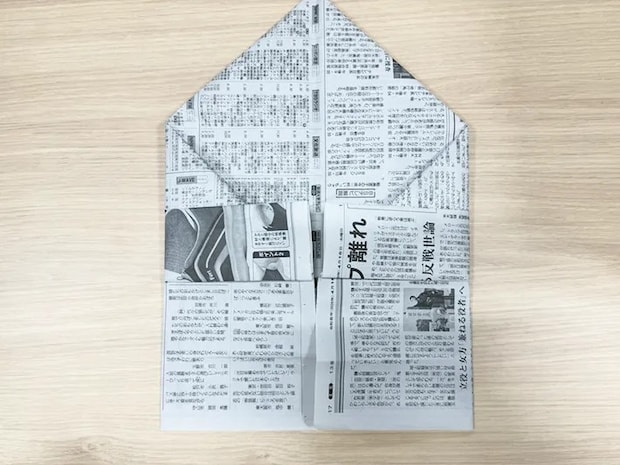新聞紙を折る（撮影：grapeライフハック編集部）