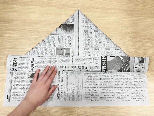 新聞紙を折る（撮影：grapeライフハック編集部）