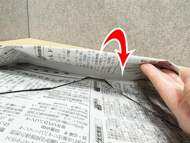 新聞紙を折る（撮影：grapeライフハック編集部）