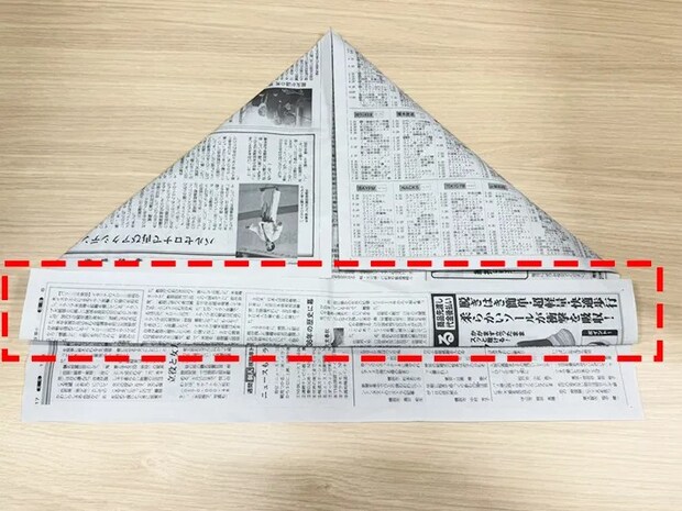 新聞紙を折る（撮影：grapeライフハック編集部）