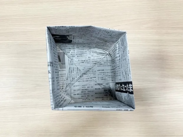 新聞紙を折る（撮影：grapeライフハック編集部）
