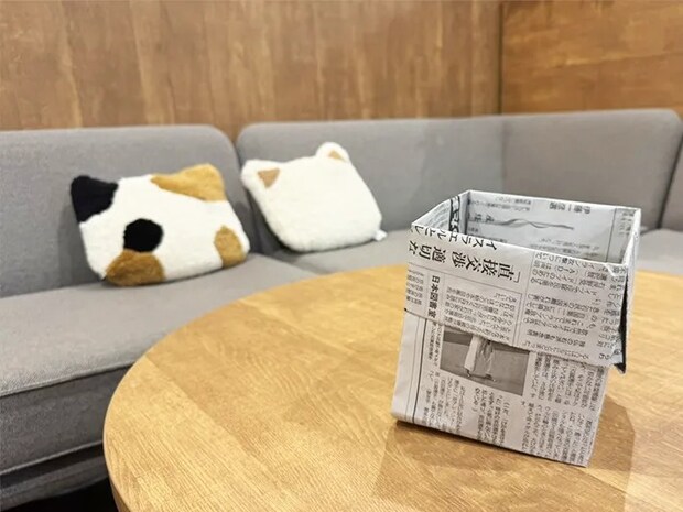新聞紙の箱（撮影：grapeライフハック編集部）