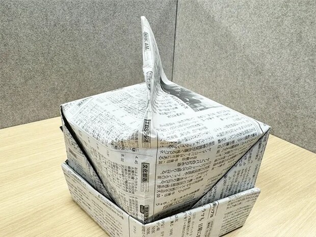 新聞紙を折る（撮影：grapeライフハック編集部）