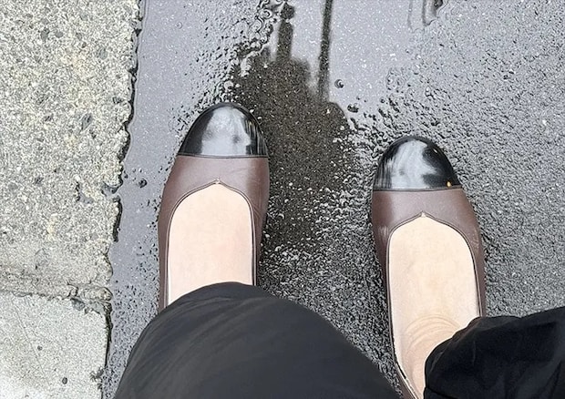 雨の日のパンプスの写真（撮影：grapeライフハック編集部）