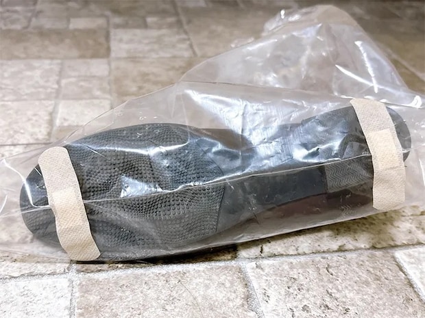 靴カバーに絆創膏を貼った写真（撮影：grapeライフハック編集部）