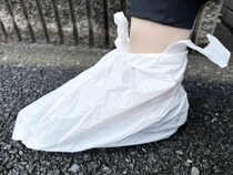 【検証】ビニール袋 vs 100均靴カバー “突然の雨”対策になるアイテムはどっち？