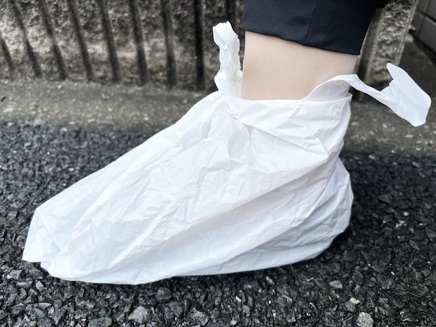 【検証】ビニール袋 vs 100均靴カバー “突然の雨”対策になるアイテムはどっち?